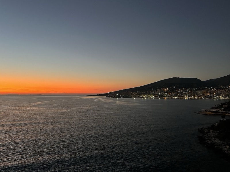 La baia di Saranda vista dall'alto